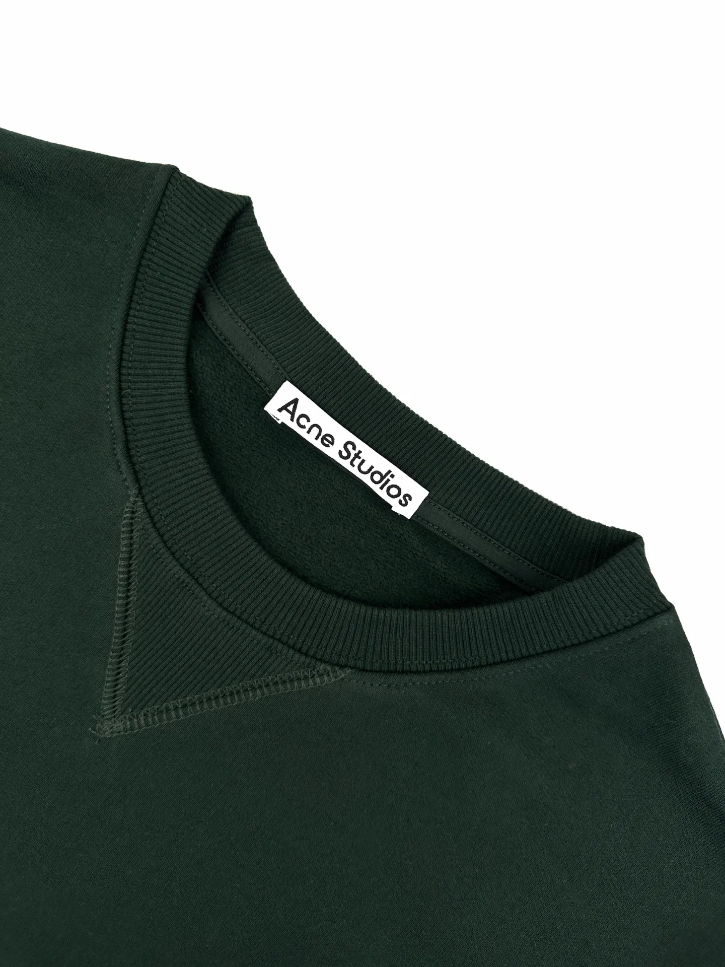 Women's Acne Studios embroidered logo sweatshirt, custom-dyed in cloud-like brushed fleece cotton, has a smooth drape, is soft and skin-friendly. Wearing a dark forest green as the base, the soft cloth texture is rich in layers, and the low-saturated green tone reveals a quiet and luxurious literary and artistic atmosphere. The iconic Acne Studios embroidered logo is embellished on the chest, simple yet recognizable. The neckline is designed with a Classic triangular panel structure and a high level of detail. The soft and slightly loose off-the-shoulder silhouette is just right to accommodate the lines of the shoulders and back. The moderate length is matched with a cuffed ribbed hem to freely modify the body shape. The ingenuity is hidden in the simple body, allowing a sense of relaxation throughout daily life. 1. Imported machine embroidery uses advanced computer control systems and precision mechanical components to precisely create the iconic Acne Studios logo embroidery, with smooth and delicate lines and a full sense of sophistication. 2. Enzyme washing treatment: The fabrics have been fermented and washed to give them a better hand feel and texture. They are not easy to deform, shrink or fade, and maintain long-term beauty. Accessories: Customized 1:1 Acne trademark Fit: Loose fit Size: S M L Style number: EE